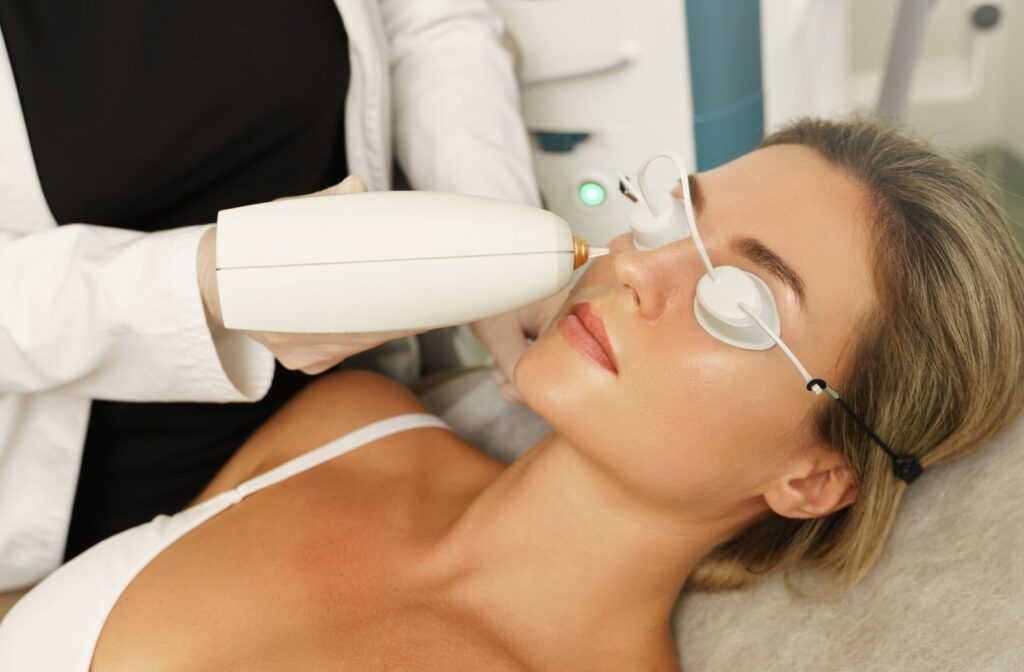 A female patient receives IPL therapy from an optometrist to relieve dry eye symptoms.